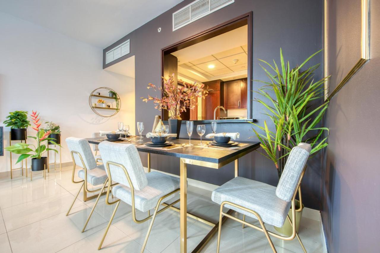 Maison Privee - Radiant Urban Retreat With Iconic Burj Khalifa Vws Dubai Eksteriør billede